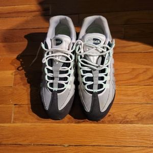 Air Max Mens Jordan's Size 10.5 White with Gray